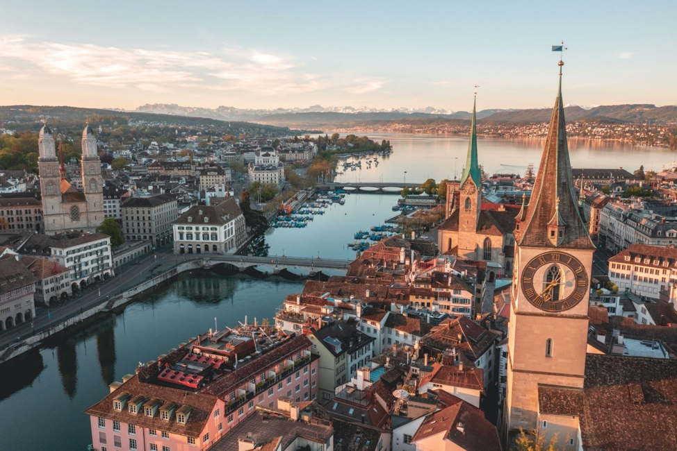 Zurich est à l’avant-garde de l’architecture verte, avec des systèmes intelligents de gestion de bâtiments contrôlant automatiquement les réseaux de refroidissement, de chauffage et d’électricité interconnectés.